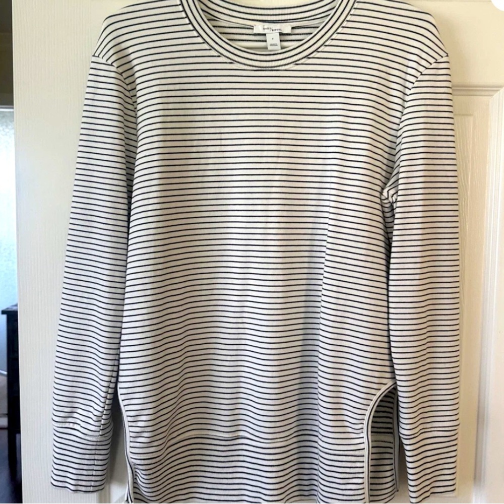 Daily Ritual Women's Long-Sleeve Crewneck Sweatshirt with Side Cutouts Small